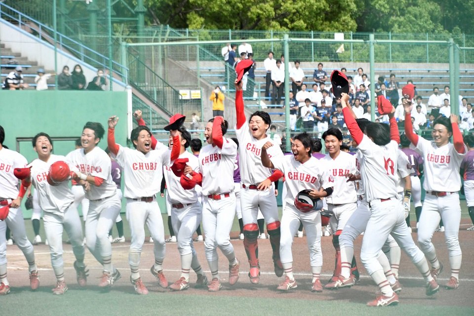 中部学院大×皇学館大＝全日本選手権への切符をつかみ、整列後に喜びを爆発させる中部学院大ナイン＝ダイムスタジアム伊勢
