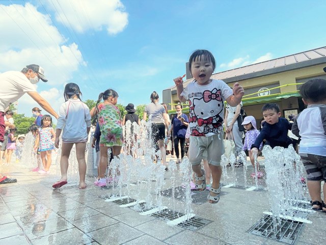 水遊びを楽しむ家族連れら＝２３日午後２時４５分、各務原市川島笠田町、河川環境楽園オアシスパーク
