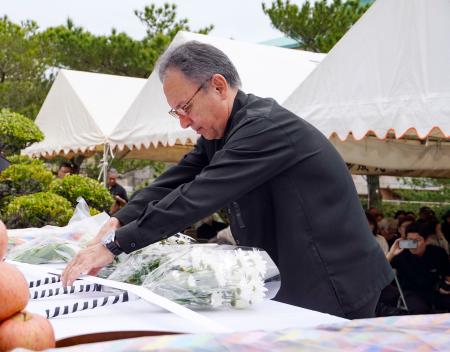 　沖縄県・伊江島で開かれた平和祈願祭で献花する玉城デニー知事＝２１日午後