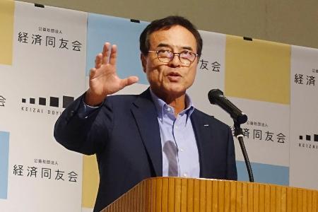　夏季セミナーでスピーチする経済同友会の新浪剛史代表幹事＝１８日午後、長野県軽井沢町