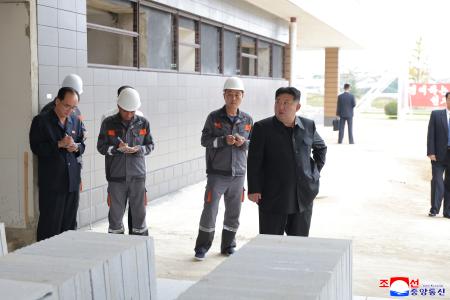 　病院の建設現場を視察する北朝鮮の金正恩朝鮮労働党総書記（手前右端）＝８日、北朝鮮北西部亀城（朝鮮中央通信＝共同）