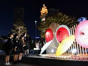 和の雰囲気を醸し出す岐阜和傘のイルミネーション＝１９日午後５時２４分、岐阜市橋本町、ＪＲ岐阜駅北口駅前広場