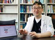 　子宮頸がんの新たな治療法について説明する岡山大の長尾昌二教授