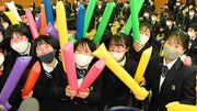 村瀬心椛選手の銅メダル獲得が決まり、喜びに沸く同級生たち＝１５日午前１１時３９分、本巣市仏生寺、岐阜第一高校