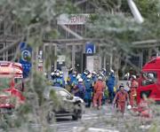 　爆発が起きた「イオンモール熊本」で救助に当たる人たち＝７月２９日、熊本県嘉島町