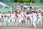 中部学院大×皇学館大＝全日本選手権への切符をつかみ、整列後に喜びを爆発させる中部学院大ナイン＝ダイムスタジアム伊勢