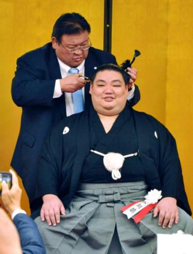 　断髪式で師匠の追手風親方から最後のはさみを入れられる元幕内大翔鵬＝４日、東京・両国国技館