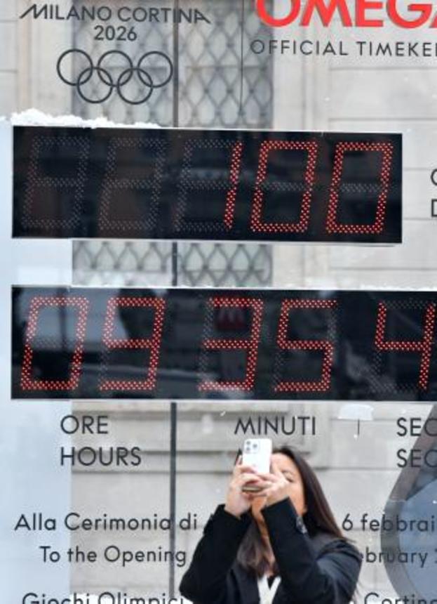 　ミラノ・コルティナ冬季五輪開幕までの日数の表示が「１００」となったカウントダウン時計＝２９日、ミラノ（共同）