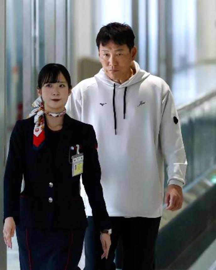 　準々決勝で敗退し、帰国したＷＢＣ日本代表の井端弘和監督＝１６日、成田空港