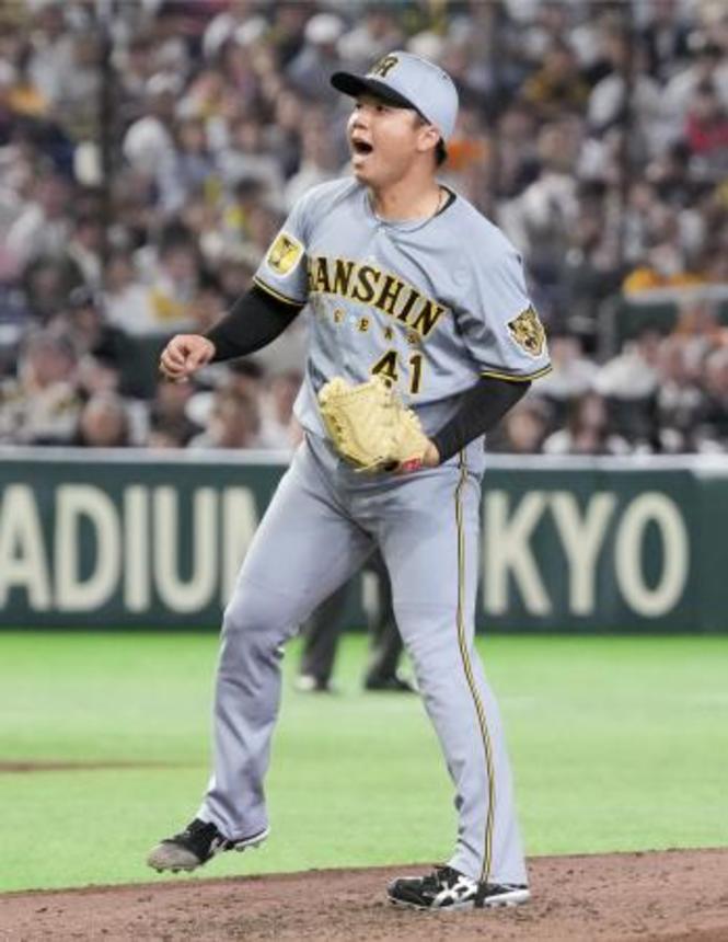 　７回巨人２死、ダルベックを空振り三振に仕留め、雄たけびを上げる阪神・村上＝東京ドーム