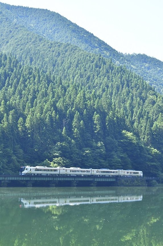下原ダム沿いを走るＨＣ８５系（特急「ひだ」１号）＝１日午前、下呂市金山町