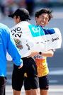 　レースを終え、健闘をたたえ合う男子で１２位の大迫傑（左）と１３位の鈴木健吾＝東京都千代田区