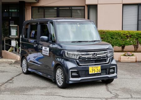 　実証実験が始まり、利用者を乗せ出発する「公共ライドシェア」の車＝１５日午前、石川県輪島市