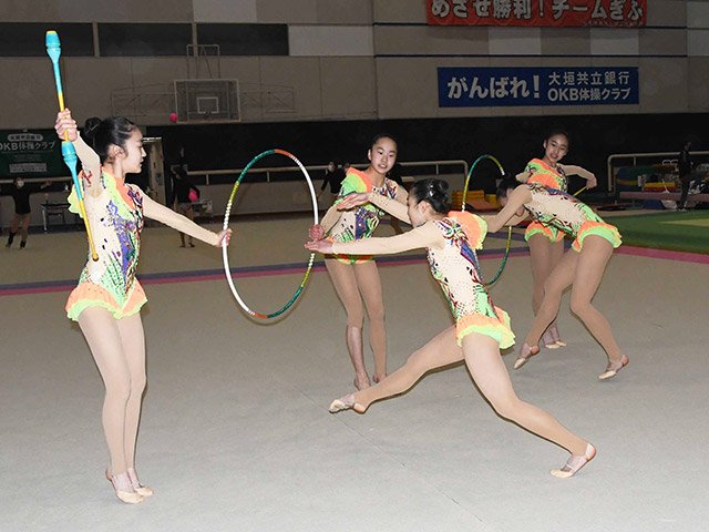 ５人が連係して華麗な技を披露する新体操の団体＝ＯＫＢ体操アリーナ