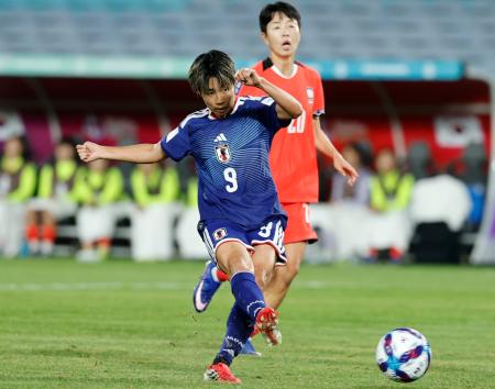 　日本―韓国　前半、先制ゴールを決める植木＝シドニー（共同）