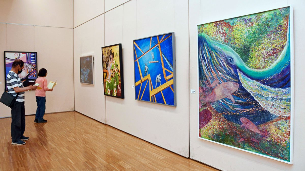 それぞれの表現を追求した絵画などが並ぶ会場＝岐阜市宇佐、県美術館
