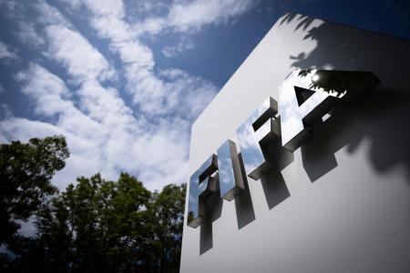 　チューリヒの本部に設置された国際サッカー連盟（ＦＩＦＡ）のロゴ＝６日（ｋｅｙｓｔｏｎｅ提供・ＡＰ＝共同）