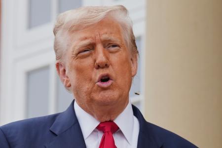 　２８日、英スコットランド・ターンベリーで記者団に話すトランプ米大統領（ＡＰ＝共同）