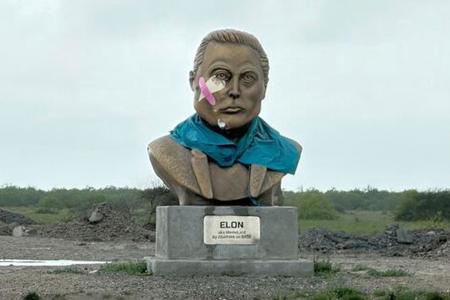 　米実業家マスク氏の像＝３日、テキサス州（ＡＰ＝共同）