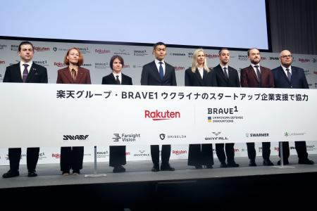 　記者会見で、ウクライナの企業関係者らと記念写真に納まる楽天グループの向井秀明執行役員（左から４人目）＝２０日午前、東京都内