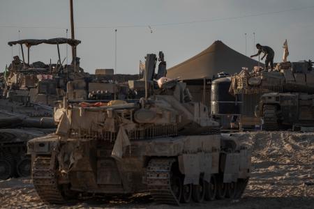 　パレスチナ自治区ガザとの境界近くに展開する戦車＝２１日、イスラエル側から撮影（ＡＰ＝共同）