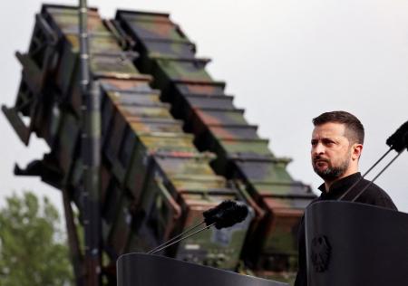 　ドイツで米国製防空システムに関するウクライナ兵の訓練を視察するゼレンスキー大統領＝６月（ロイター＝共同）