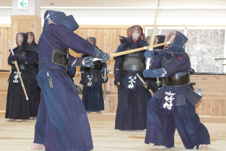 稽古始めで懸命に打ち込む剣道有段者＝可児市大森奥洞、漱玉館