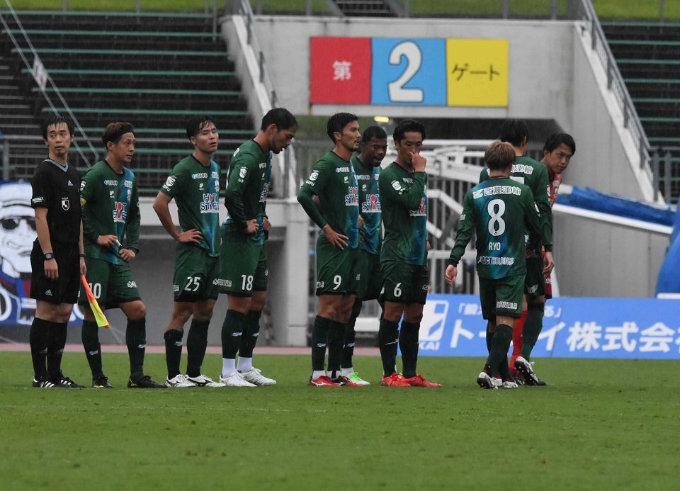 ＦＣ岐阜×富山＝１―３で敗れ、肩を落とすＦＣ岐阜の選手たち＝長良川競技場