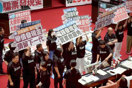 　１１日、台北の台湾立法院で野党の現金給付案に反対する与党、民進党立法委員ら（共同）