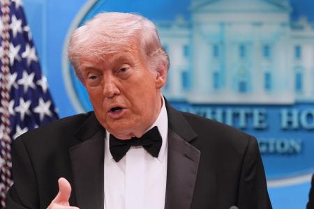 　２５日、ホワイトハウスで記者会見するトランプ米大統領（ＡＰ＝共同）