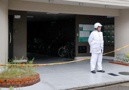 　女性の遺体が見つかった名古屋市南区の集合住宅＝３日午後４時４５分
