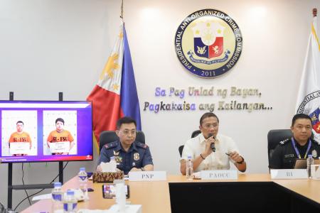　１７日、マニラでの記者会見で、日本人２人の逮捕を発表するフィリピン警察の担当者ら（共同）