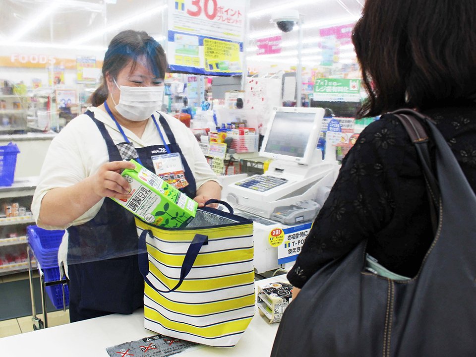 ７月からレジ袋が有料化。マイバッグ持参の買い物が定着しつつある＝岐阜市福光南町、ドラッグユタカ岐阜福光南店