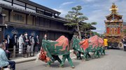 祝賀行事には獅子舞や屋台も登場した＝高山市神明町