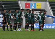 ＦＣ岐阜×富山＝１―３で敗れ、肩を落とすＦＣ岐阜の選手たち＝長良川競技場