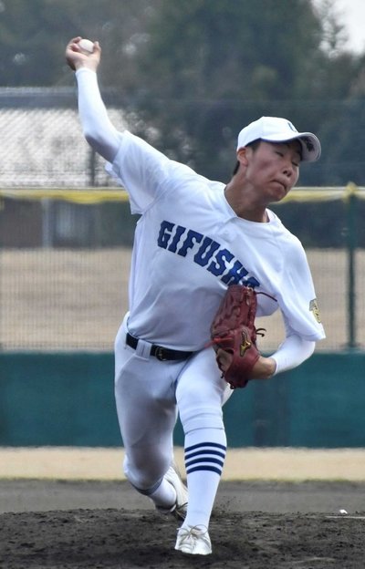 ３回２死満塁でリリーフし、三振に打ち取るなど３回１／３を投げ被安打１、無失点と好投した県岐阜商の２番手武藤遼成
