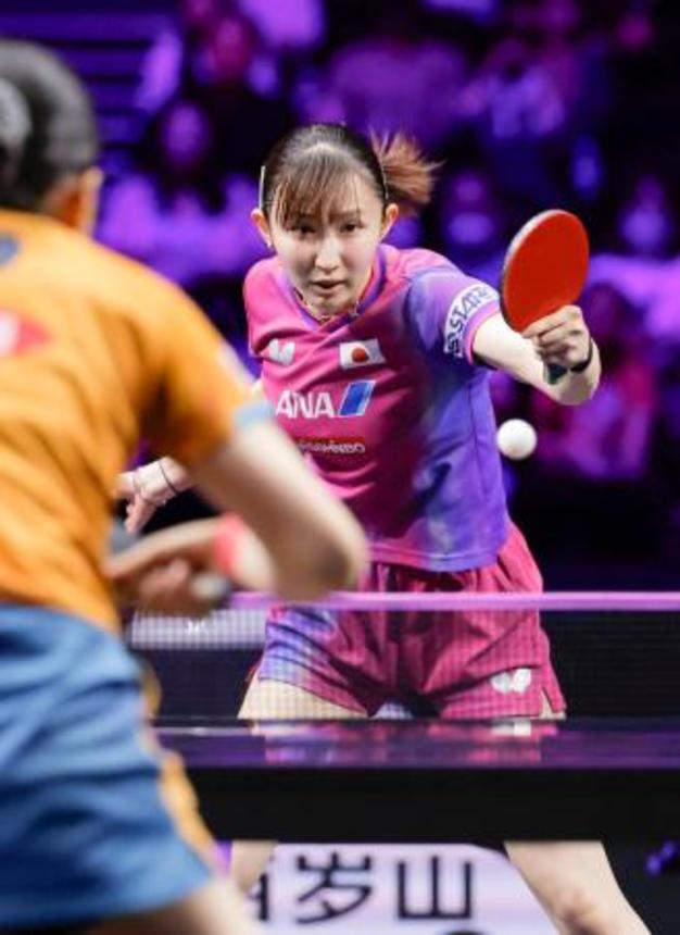 　女子シングルス２回戦　張本美和（手前）と対戦する早田ひな＝横浜ＢＵＮＴＡＩ