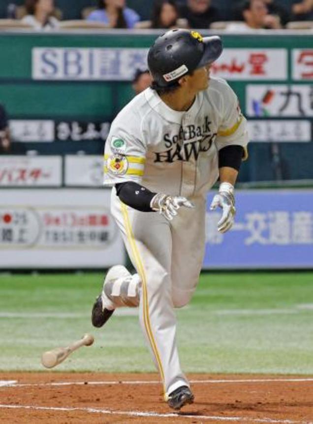 　４回ソフトバンク２死一塁、野村が左越えに２ランを放つ＝みずほペイペイドーム