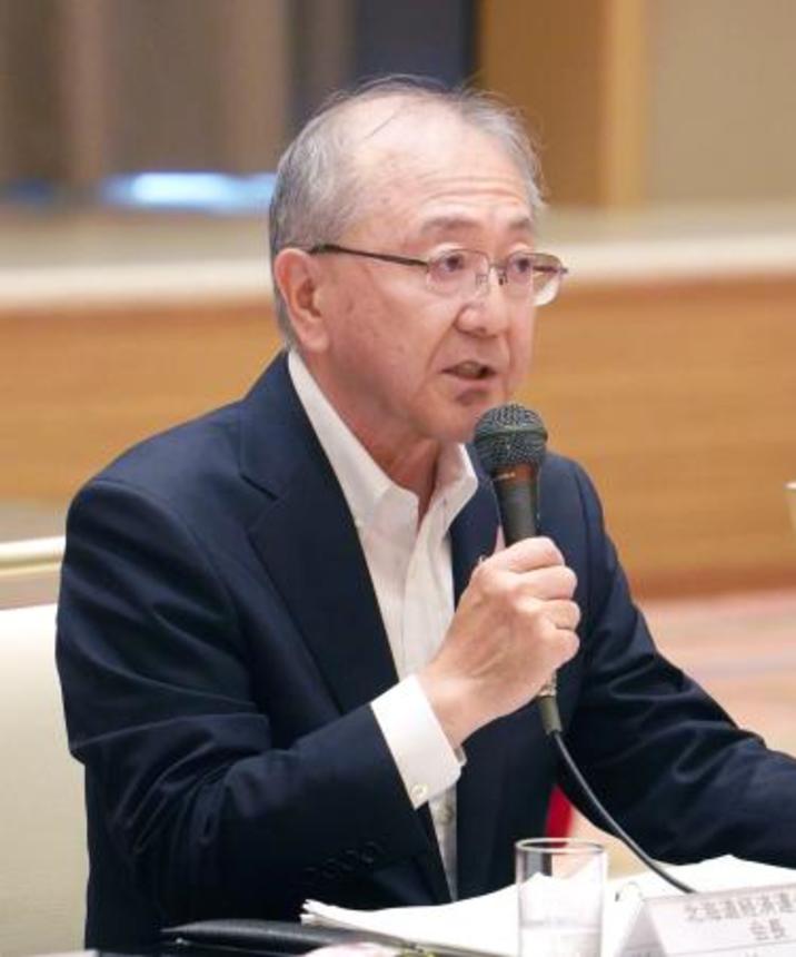 　「三経連経済懇談会」であいさつする北海道経済連合会の藤井裕会長＝２８日午前、福島県郡山市