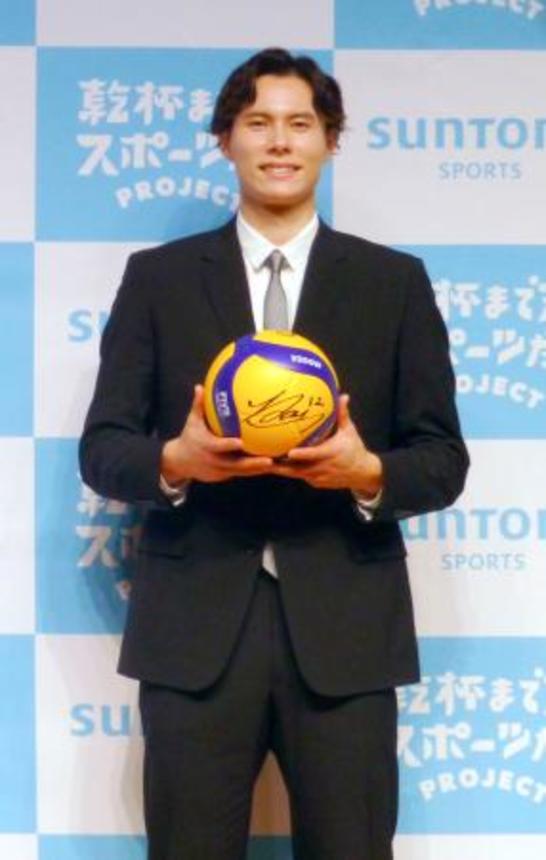 　サントリースポーツとのアンバサダー契約を締結し、ポーズをとるバレーボール男子日本代表の高橋藍＝１５日、東京都内