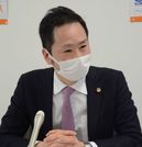 岐阜刑務所受刑者による提訴について会見するＮＰＯ法人監獄人権センターの大野鉄平事務局長＝８日午後、岐阜市内