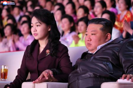 　国際女性デーの芸術公演を観覧する北朝鮮の金正恩朝鮮労働党総書記（右）と娘＝８日、平壌（朝鮮中央通信＝共同）