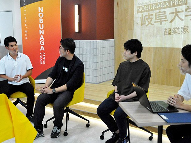 先輩起業家２人に質問する岐阜大起業部の長谷川翼部長（左）＝岐阜市神田町、ＮＯＢＵＮＡＧＡキャピタルビレッジ