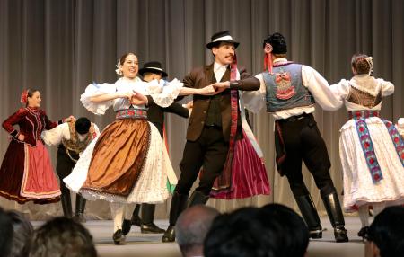 　ハンガリーのナショナルデーで披露された国立民族舞踊団のダンス＝２４日午前、大阪市此花区の夢洲