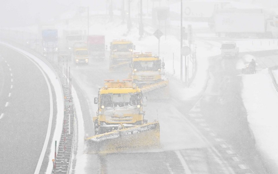 寒波に伴う雪の中を走る除雪車＝２４日午後１時４分、郡上市高鷲町、東海北陸道