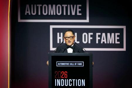 　米国自動車殿堂の式典でスピーチするトヨタ自動車の豊田章男会長＝２３日、米ミシガン州デトロイト（撮影・三橋仁明／Ｎ−ＲＡＫ　ＰＨＯＴＯ　ＡＧＥＮＣＹ）