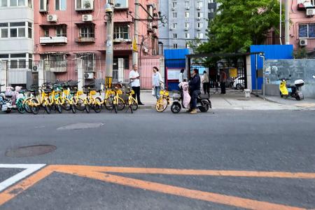 　車が暴走し負傷者が出たとみられる北京市海淀区の小学校付近＝１５日（共同）