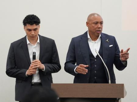 　バスケットボール議員連盟の総会に出席した女子日本代表のコーリー・ゲインズ新監督（右）＝３日午後、国会