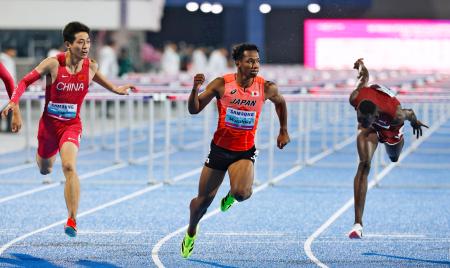 　男子１１０メートル障害決勝　１位でゴールしガッツポーズする村竹ラシッド（中央）＝亀尾（共同）