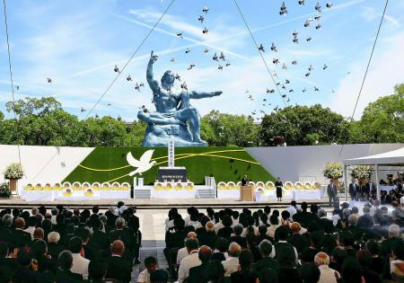 　長崎市の平和公園で開かれた平和祈念式典＝２０２４年８月